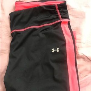 Under Armour coral/black cropped leggings